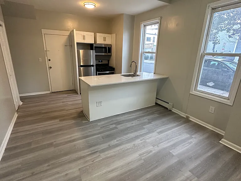 218 Bowers St #1F — Photo 2