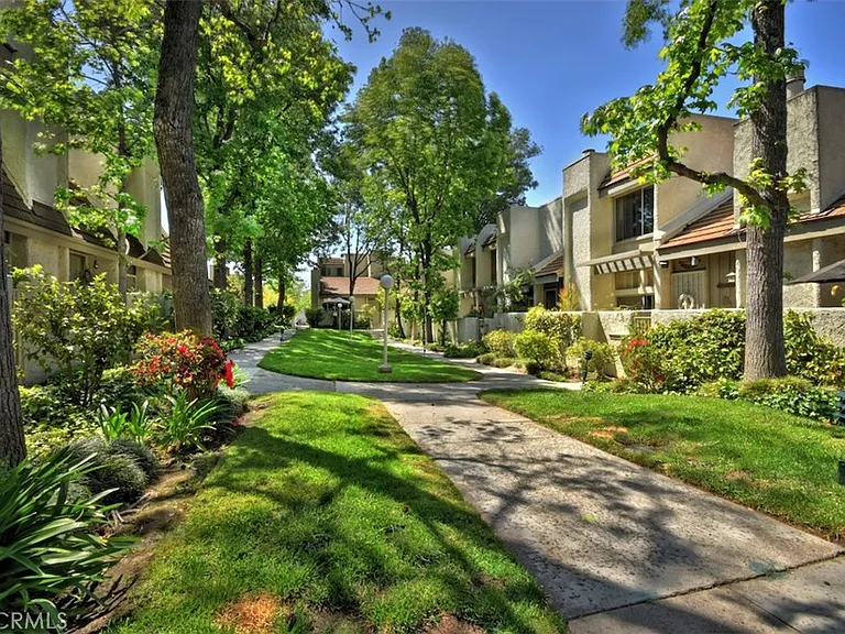 11856 Moorpark St #H — Photo 2