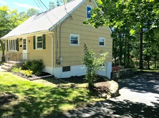 51 Knolls Rd, Bloomingdale, NJ 07403