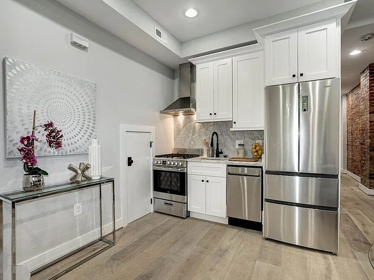 329 K St NE — Photo 4