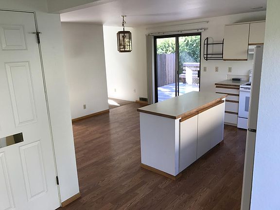 eating nook off kitchen