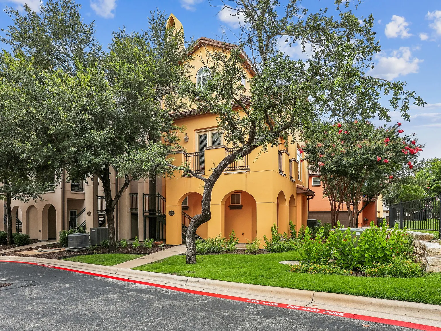 3 bed, 3.5 bath, 2456 sqft, $2,850 — Photo 1