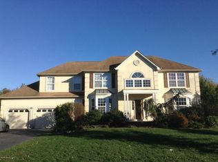 10 Camelot Dr, Farmingdale, NJ 07727