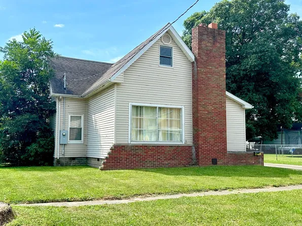 320 E 2nd St, Flora, IL 62839