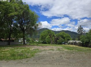 1107 Cornutt St, Myrtle Creek, OR 97457