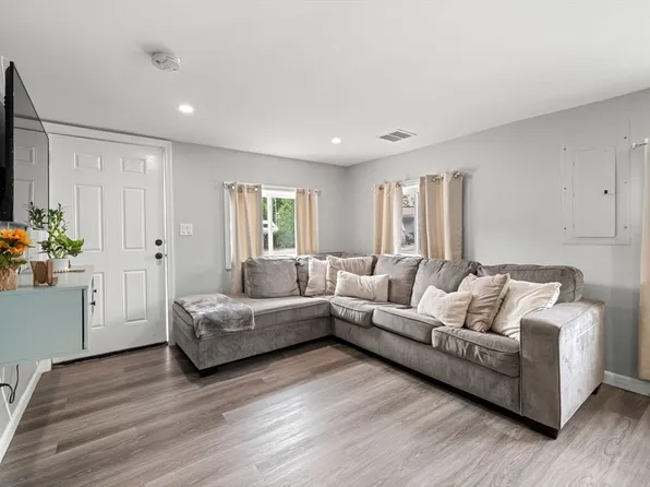 8 10th Ave, Halifax, MA 02338