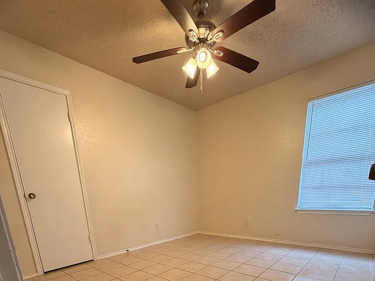 810 W Olmos Dr — Photo 16