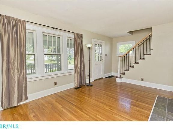 3rd image of 900 S Roosevelt Ave