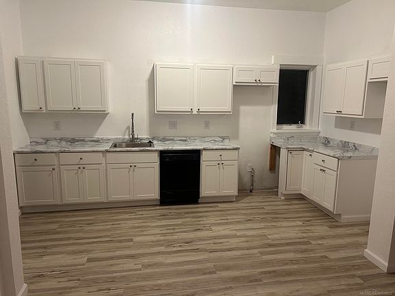 3rd image of 1473 Division St
