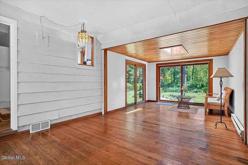 3rd image of 11 Sherwood Lane
