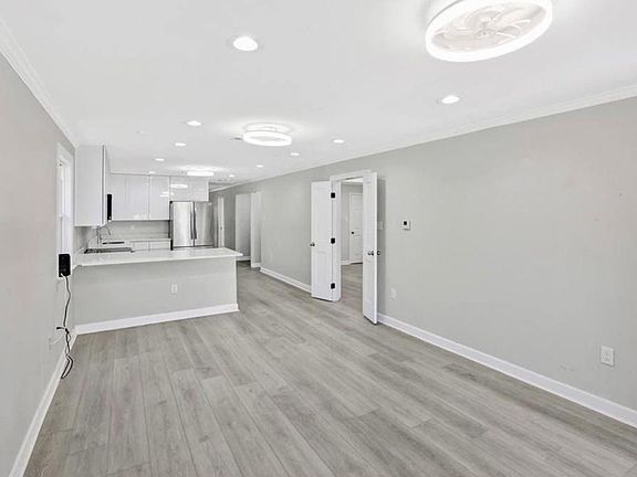 3rd image of 724 Thayer St