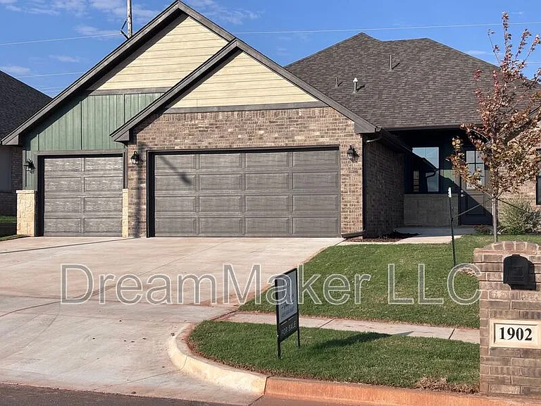 1902 Hollow Crest Ct — Photo 1
