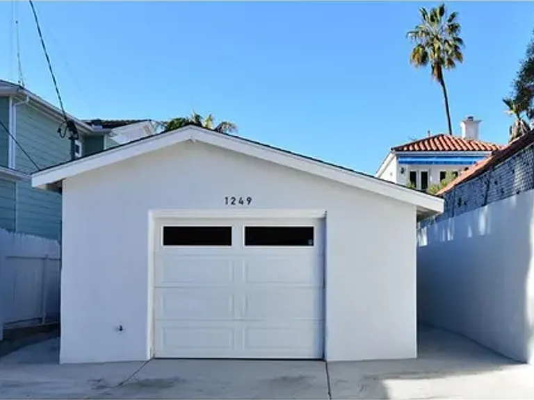 1249 Torrey Pines Rd — Photo 17