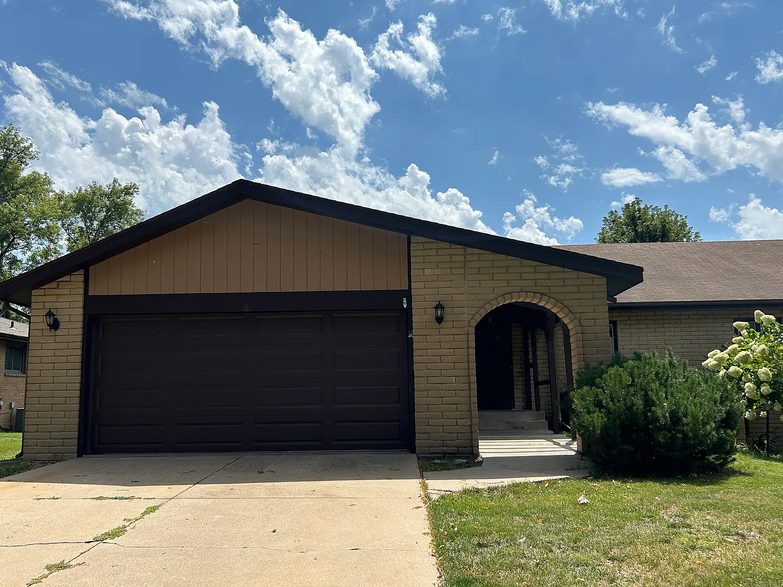 3 bed, 2.5 bath, 2200 sqft, $2,000 — Photo 2