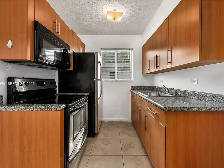 932 Moffett St #6 — Photo 6