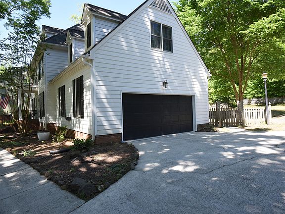 3rd image of 611 Flagstone Way