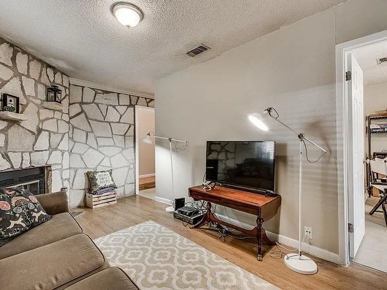 404 Franklin Blvd #B — Photo 5