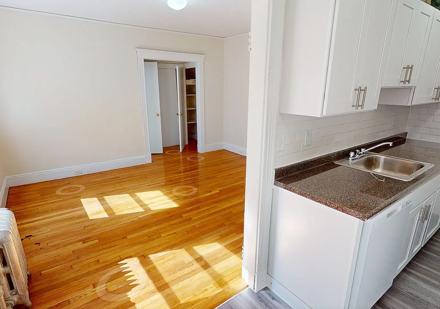 10/9! No Fee! Sunny Studio apartment near Longwood, Kenmore — Photo 1