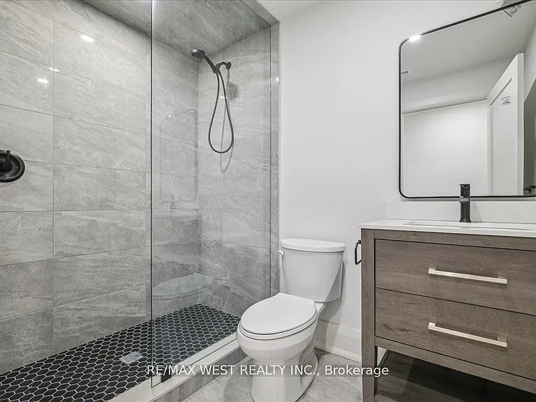 202 Perth Ave #UPPER — Photo 7