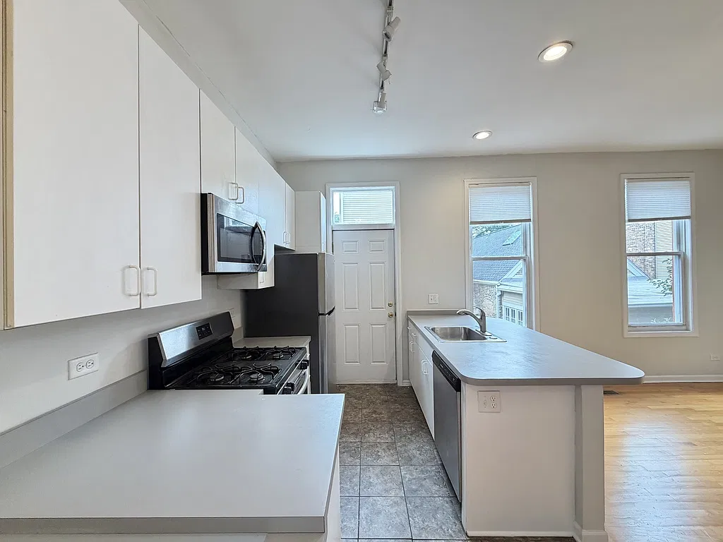 Outstanding 2 Bed, 1 Bath at Winchester + Division (Wicker Park) — Photo 4