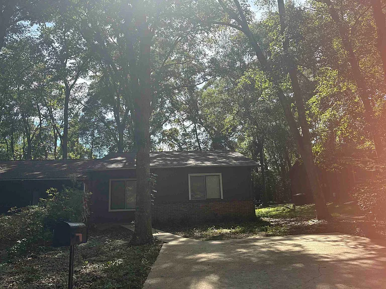 1820 Seay Ct — Photo 1