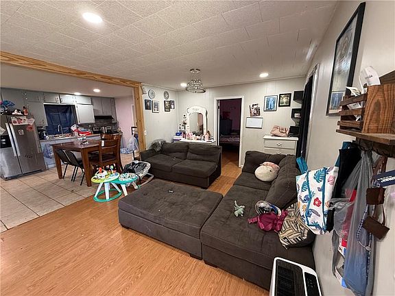5th image of 105 Bennett Dr