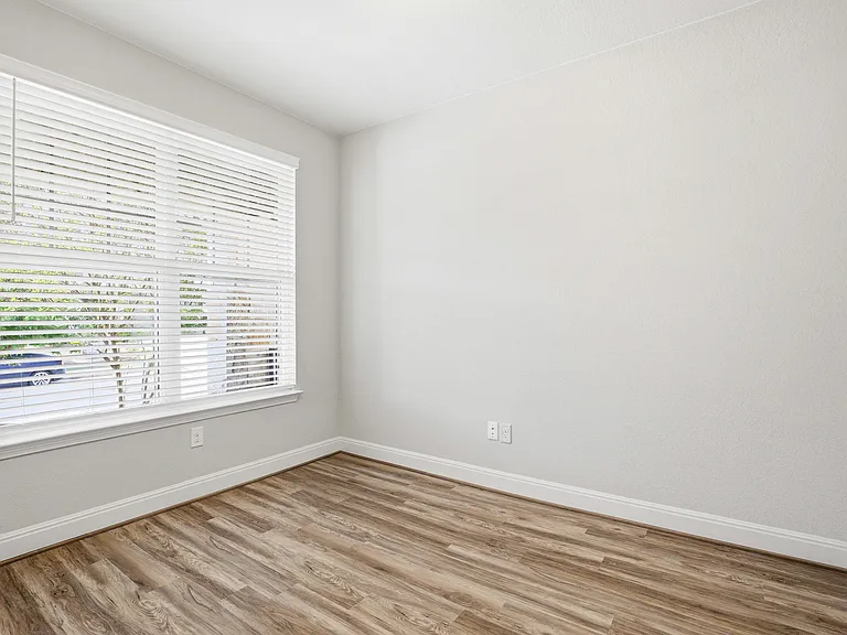 12139 Casparis — Photo 10