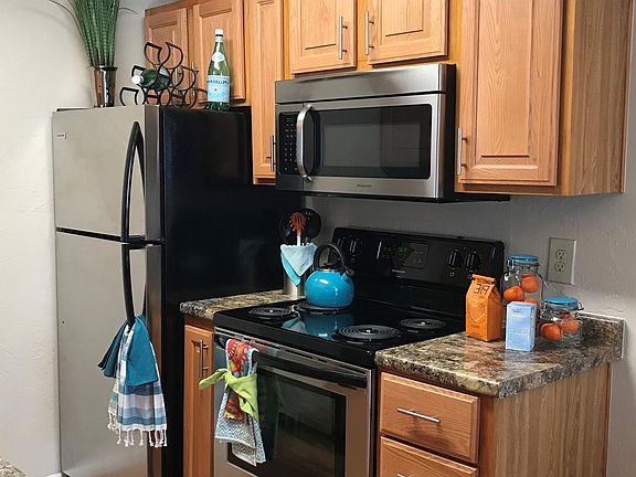 With all the conveniences of a gourmet kitchen, Ridgemar Commons offers fully-equipped kitchens with all full-sized appliances.