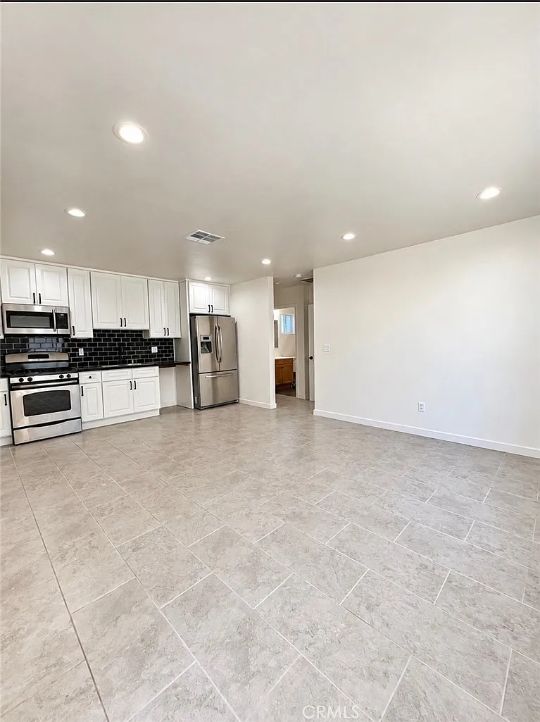 3 bed, 2423 sqft, $3,500 — Photo 2