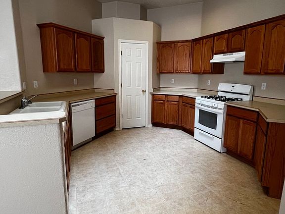 4th image of 928 Galeras St NW