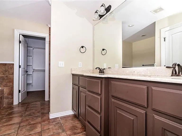 525 N Rupple Rd — Photo 14