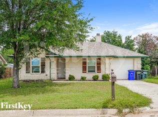 1000 High Crest Dr, Azle, TX 76020