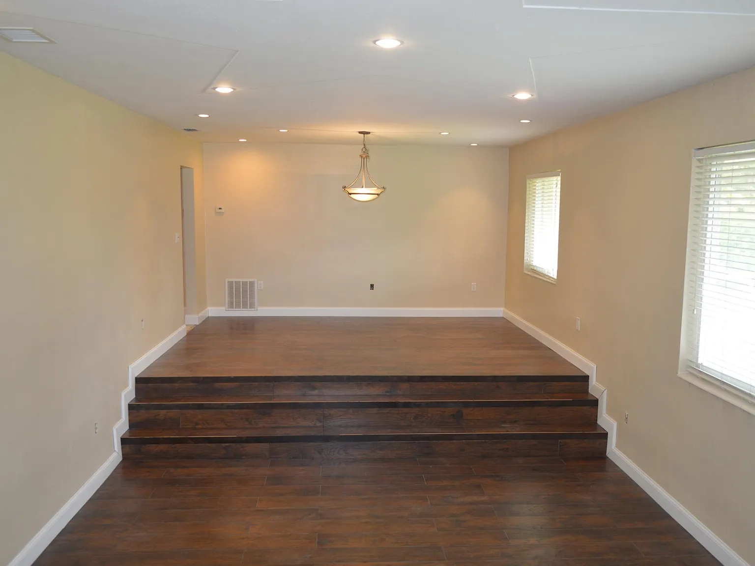4 bed, 2042 sqft, $4,200 — Photo 4