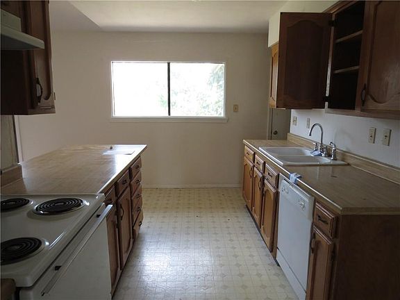 3rd image of 102 Camilla Ln