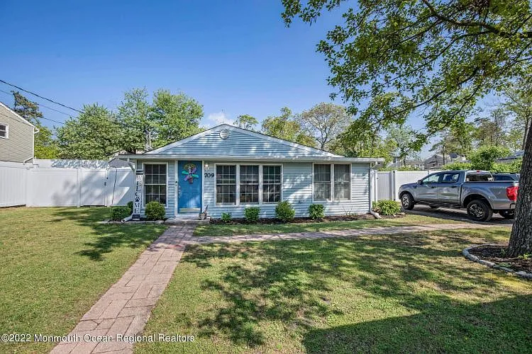 709 Beach Ave photo 1
