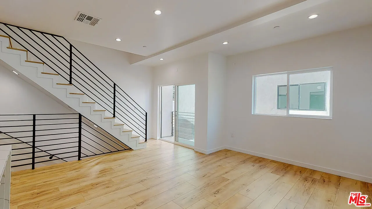 3 bed, 1550 sqft, $3,461 — Photo 2