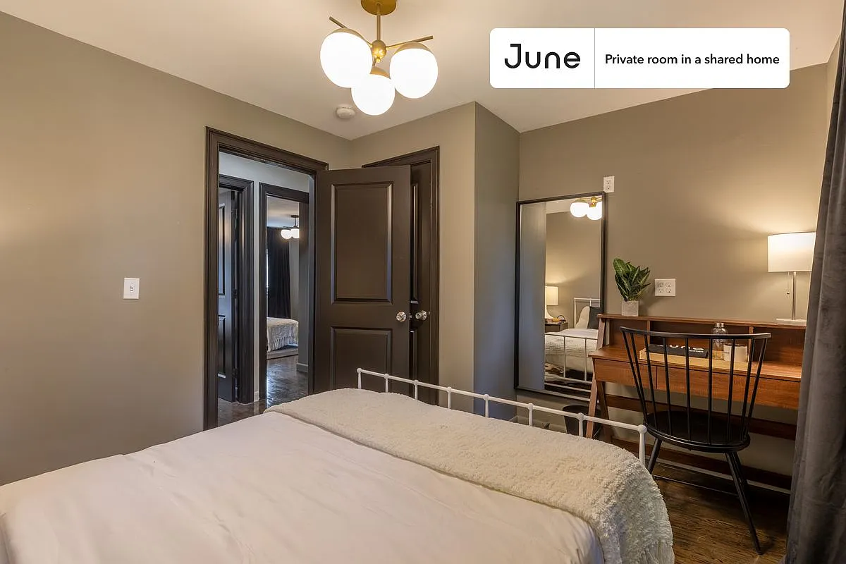 Queen bedroom in 6 bed/4 bath home in Brighton #206 F — Photo 2