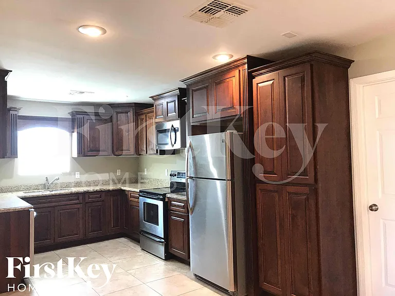 8802 N 35th Dr — Photo 6