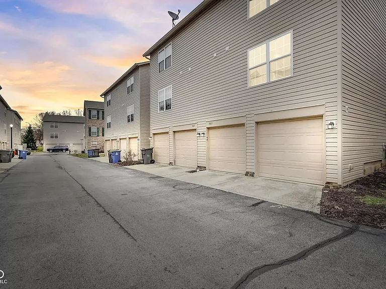 3083 Armory Dr — Photo 33