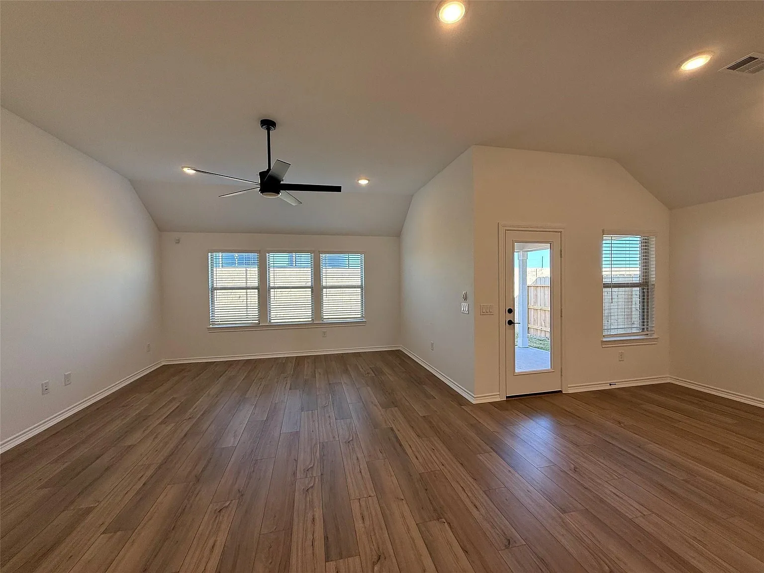 4 bed, 2.0 bath, 2101 sqft, $3,100 — Photo 3