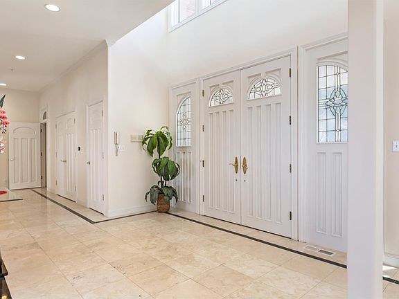 5th image of 10 Glenbrook Dr