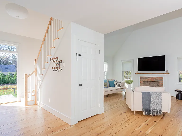 212 Meadows W — Photo 5