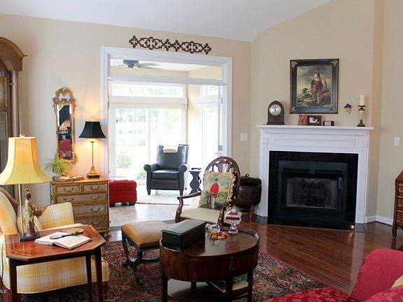 3rd image of 215A Reserve Green Drive