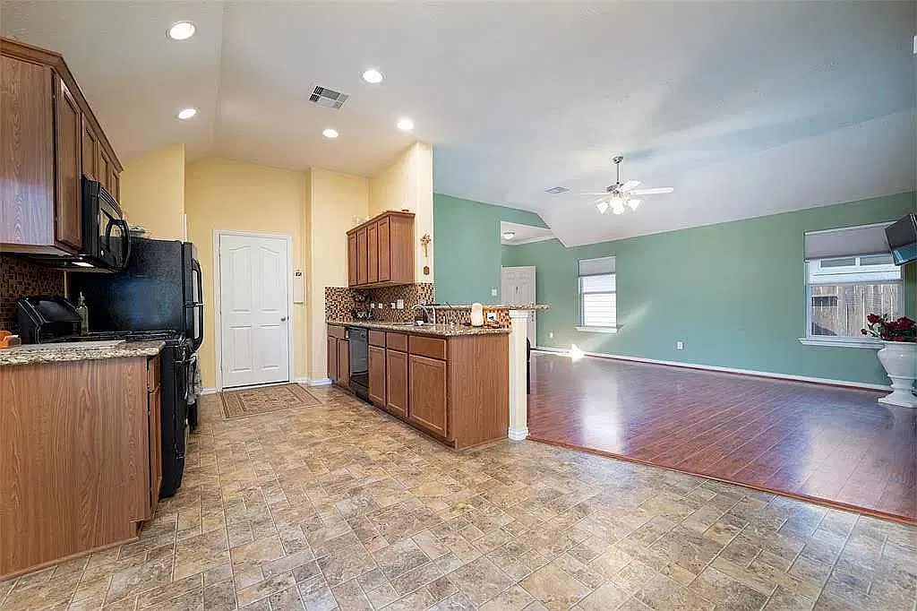 3 bed, 1189 sqft, $1,700 — Photo 1