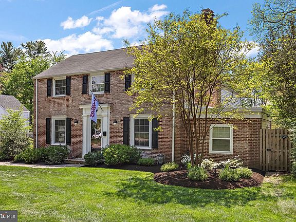 3rd image of 10 Vining Ln