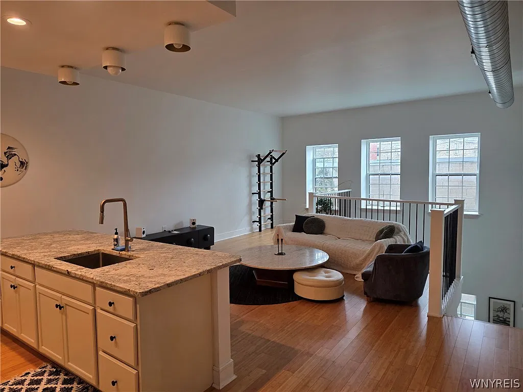 1 bed, 1.0 bath, 1600 sqft, $1,900 — Photo 3