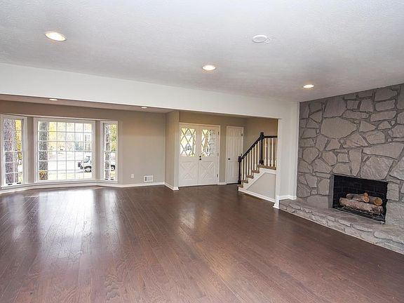 5th image of 53 Brookcrest Dr
