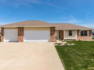 90 Amy Dr, Robins, IA 52328