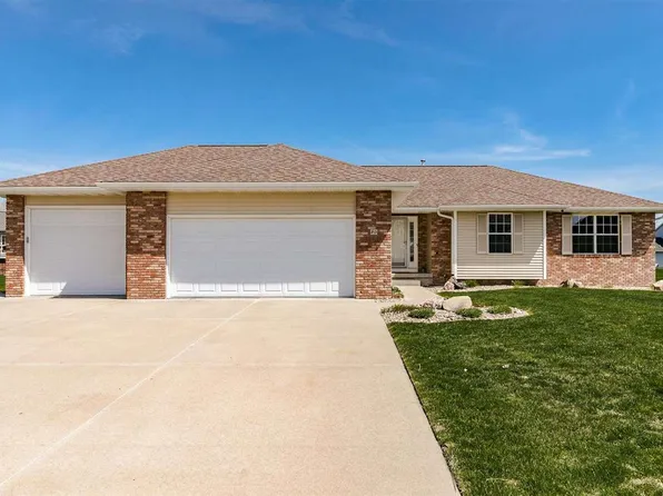 90 Amy Dr, Robins, IA 52328