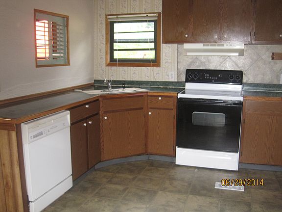 Kitchen w/refig,stove & dishwasher furnished